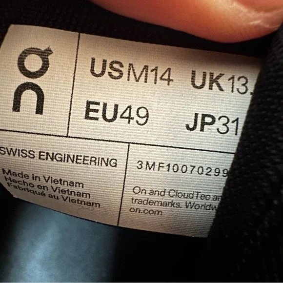 On Cloud 6 running shoes in black and whiteMen’s size 14